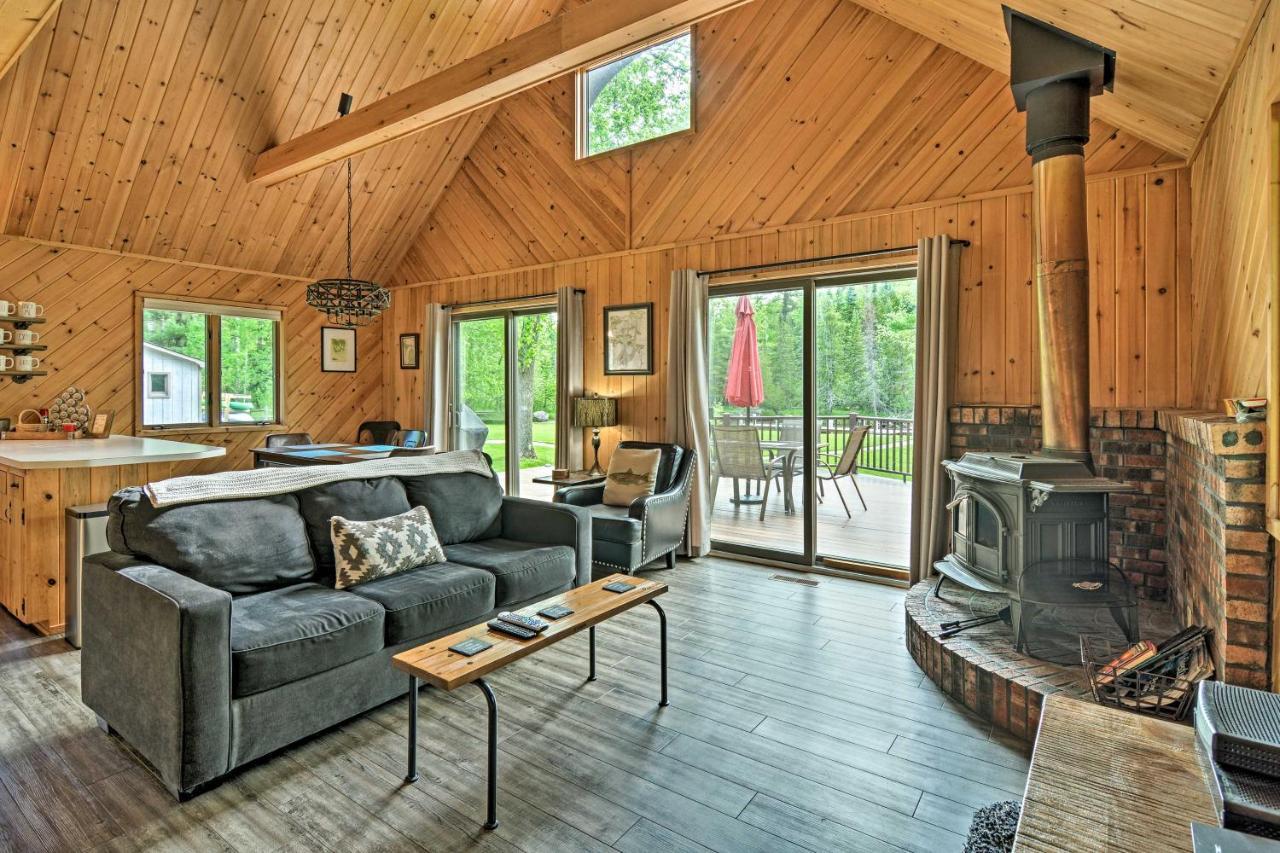 Riverfront Traverse City Cabin Fish, Kayak And Tube Exterior photo