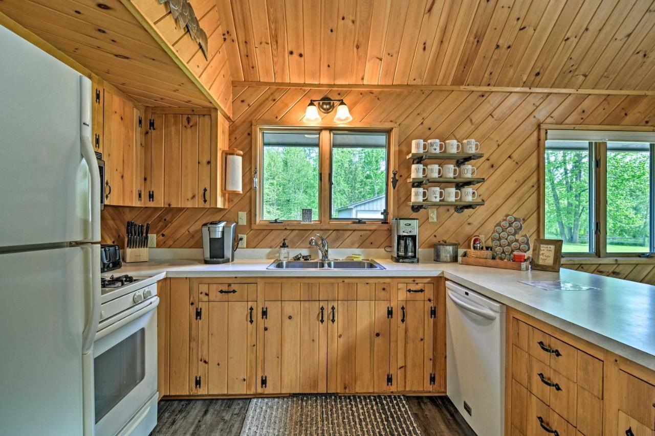 Riverfront Traverse City Cabin Fish, Kayak And Tube Exterior photo