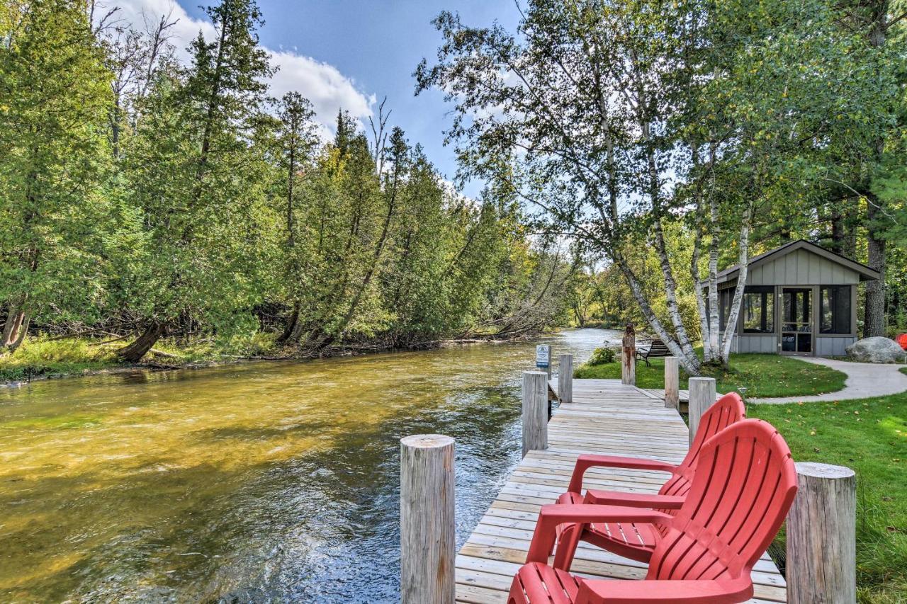 Riverfront Traverse City Cabin Fish, Kayak And Tube Exterior photo